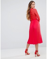 rotes Midikleid mit Falten