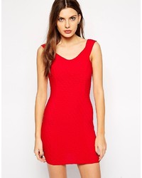 rotes figurbetontes Kleid mit Reliefmuster