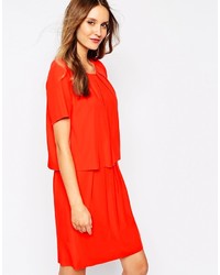 rotes gerade geschnittenes Kleid