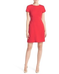 rotes Kleid mit geometrischem Muster