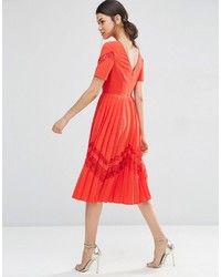 rotes Midikleid aus Spitze