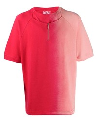 rotes T-Shirt mit einem Rundhalsausschnitt mit Farbverlauf