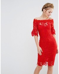 rotes schulterfreies Kleid aus Häkel