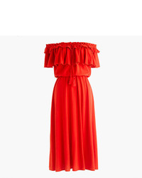 rotes schulterfreies Kleid mit Rüschen