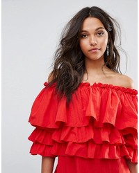 rotes schulterfreies Kleid mit Rüschen von Boohoo