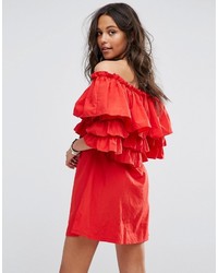 rotes schulterfreies Kleid mit Rüschen von Boohoo