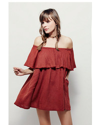 rotes schwingendes Kleid mit Rüschen