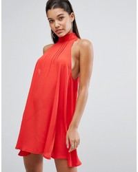 rotes schwingendes Kleid