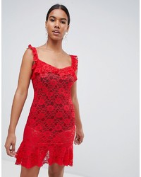 rotes figurbetontes Kleid aus Spitze mit Rüschen