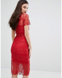rotes figurbetontes Kleid aus Spitze