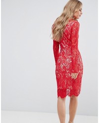 rotes figurbetontes Kleid aus Spitze