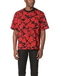 rotes T-Shirt mit einem Rundhalsausschnitt mit Blumenmuster