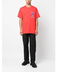 rotes T-Shirt mit einem Rundhalsausschnitt mit Blumenmuster von VERSACE JEANS COUTURE