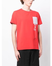 rotes T-Shirt mit einem Rundhalsausschnitt mit Flicken von Ports V