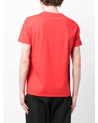 rotes T-Shirt mit einem Rundhalsausschnitt mit Flicken von Ports V