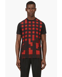 rotes T-Shirt mit einem Rundhalsausschnitt mit geometrischen Mustern