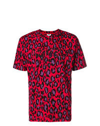 rotes T-Shirt mit einem Rundhalsausschnitt mit Leopardenmuster