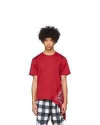 rotes T-Shirt mit einem Rundhalsausschnitt mit Paisley-Muster