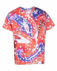 rotes T-Shirt mit einem Rundhalsausschnitt mit Sternenmuster