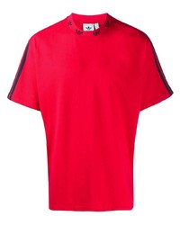 rotes T-Shirt mit einem Rundhalsausschnitt von adidas