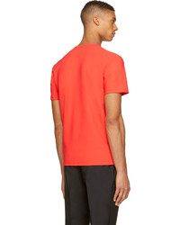rotes T-Shirt mit einem Rundhalsausschnitt von Calvin Klein