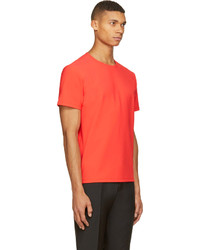 rotes T-Shirt mit einem Rundhalsausschnitt von Calvin Klein