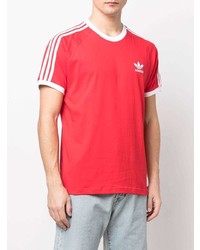 rotes T-Shirt mit einem Rundhalsausschnitt von adidas