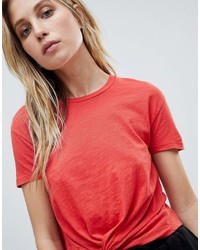 rotes T-Shirt mit einem Rundhalsausschnitt von AllSaints