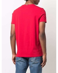 rotes T-Shirt mit einem Rundhalsausschnitt von Tommy Hilfiger