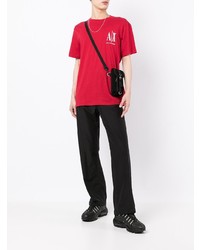 rotes T-Shirt mit einem Rundhalsausschnitt von Armani Exchange