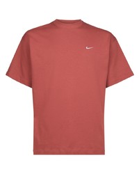 rotes T-Shirt mit einem Rundhalsausschnitt von Nike
