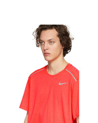 rotes T-Shirt mit einem Rundhalsausschnitt von Nike