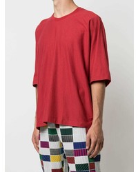 rotes T-Shirt mit einem Rundhalsausschnitt von Homme Plissé Issey Miyake