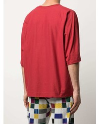 rotes T-Shirt mit einem Rundhalsausschnitt von Homme Plissé Issey Miyake