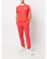 rotes T-Shirt mit einem Rundhalsausschnitt von adidas