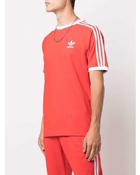 rotes T-Shirt mit einem Rundhalsausschnitt von adidas