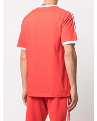 rotes T-Shirt mit einem Rundhalsausschnitt von adidas