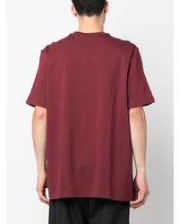 rotes T-Shirt mit einem Rundhalsausschnitt von adidas