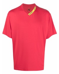rotes T-Shirt mit einem V-Ausschnitt von Ferrari
