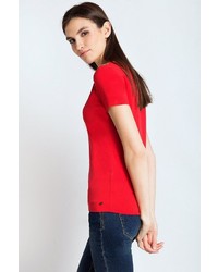 rotes T-Shirt mit einem V-Ausschnitt von FiNN FLARE