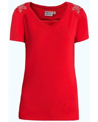 rotes T-Shirt mit einem V-Ausschnitt von FiNN FLARE