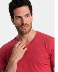 rotes T-Shirt mit einem V-Ausschnitt von OMBRE