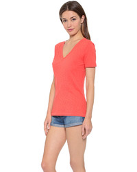 rotes T-Shirt mit einem V-Ausschnitt von Rag and Bone