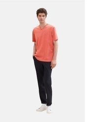rotes T-Shirt mit einem V-Ausschnitt von Tom Tailor