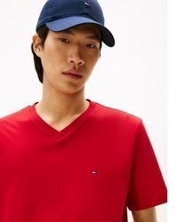 rotes T-Shirt mit einem V-Ausschnitt von Tommy Hilfiger