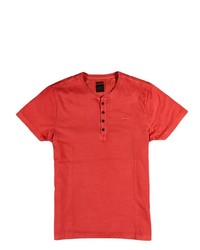 rotes T-shirt mit einer Knopfleiste von ENGBERS
