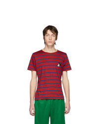 rotes und dunkelblaues T-Shirt mit einem Rundhalsausschnitt