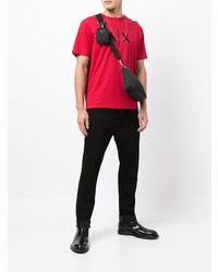 rotes und schwarzes bedrucktes T-Shirt mit einem Rundhalsausschnitt von Armani Exchange