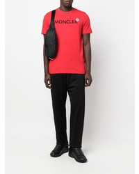 rotes und schwarzes bedrucktes T-Shirt mit einem Rundhalsausschnitt von Moncler