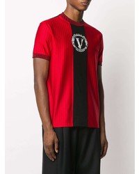 rotes und schwarzes bedrucktes T-Shirt mit einem Rundhalsausschnitt von Versace